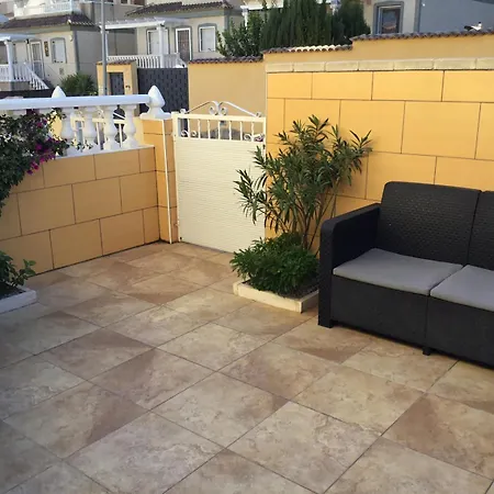 Lovely South Facing Refurbished Townhouse In Area